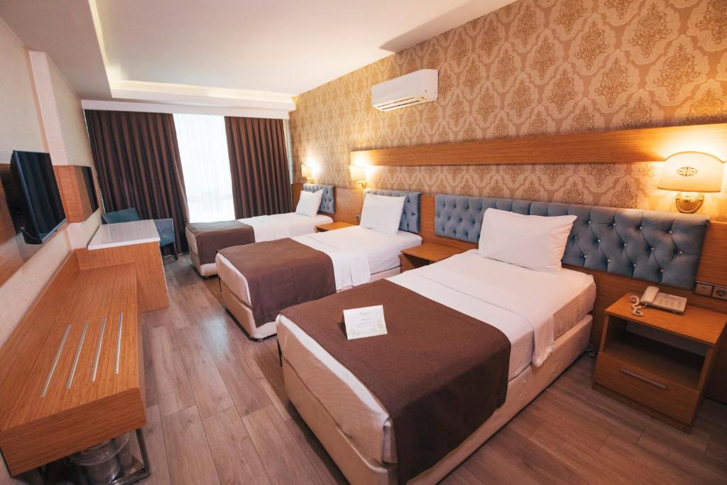 Postel nebo postele na pokoji v ubytování Royal Mersin Otel