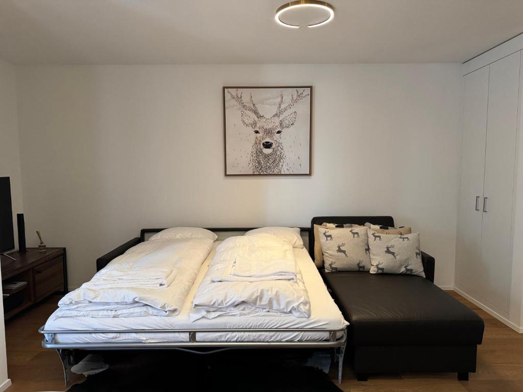 Postel nebo postele na pokoji v ubytování Beautiful Sunny New 1 Bed Apt (2.5Zim). Ski in/out