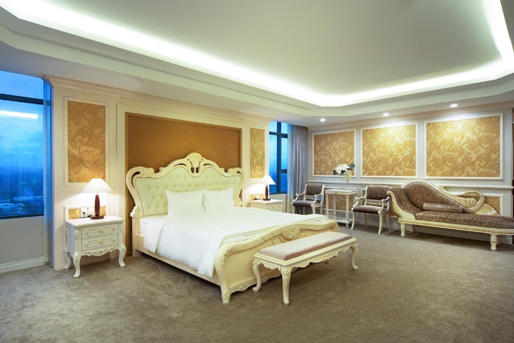 Postel nebo postele na pokoji v ubytování Muong Thanh Grand Quang Nam