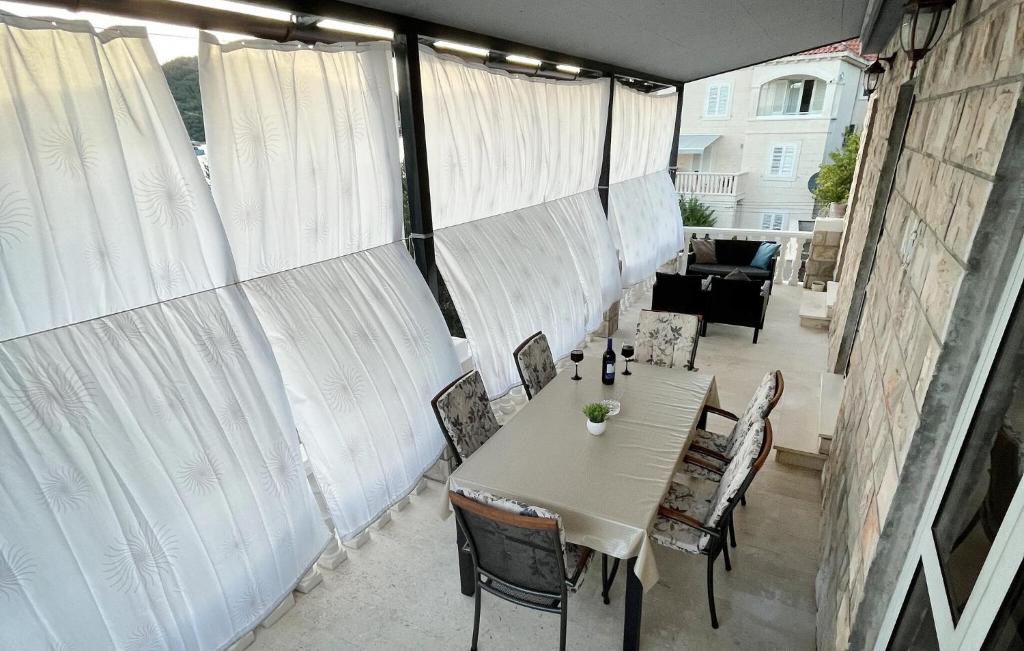 Posedenie v ubytovaní Three-Bedroom Apartment In Slano
