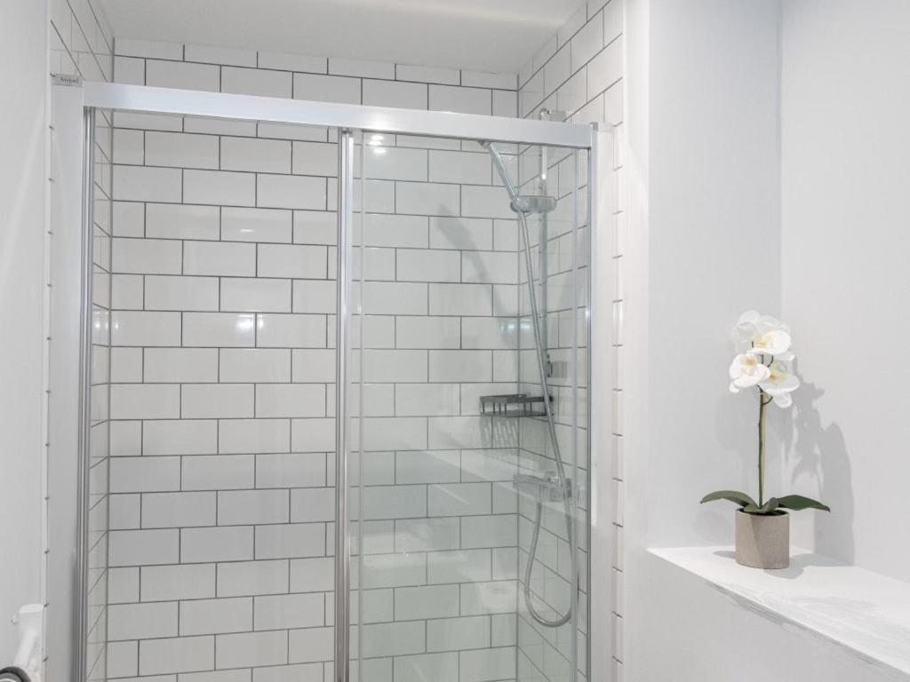 Ванная комната в 2 Bedroom Apartment with City View