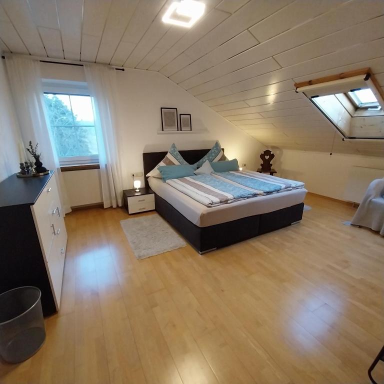 Postel nebo postele na pokoji v ubytování 5 Sterne Ferienwohnung Alpenblick nur für Urlaubsgäste