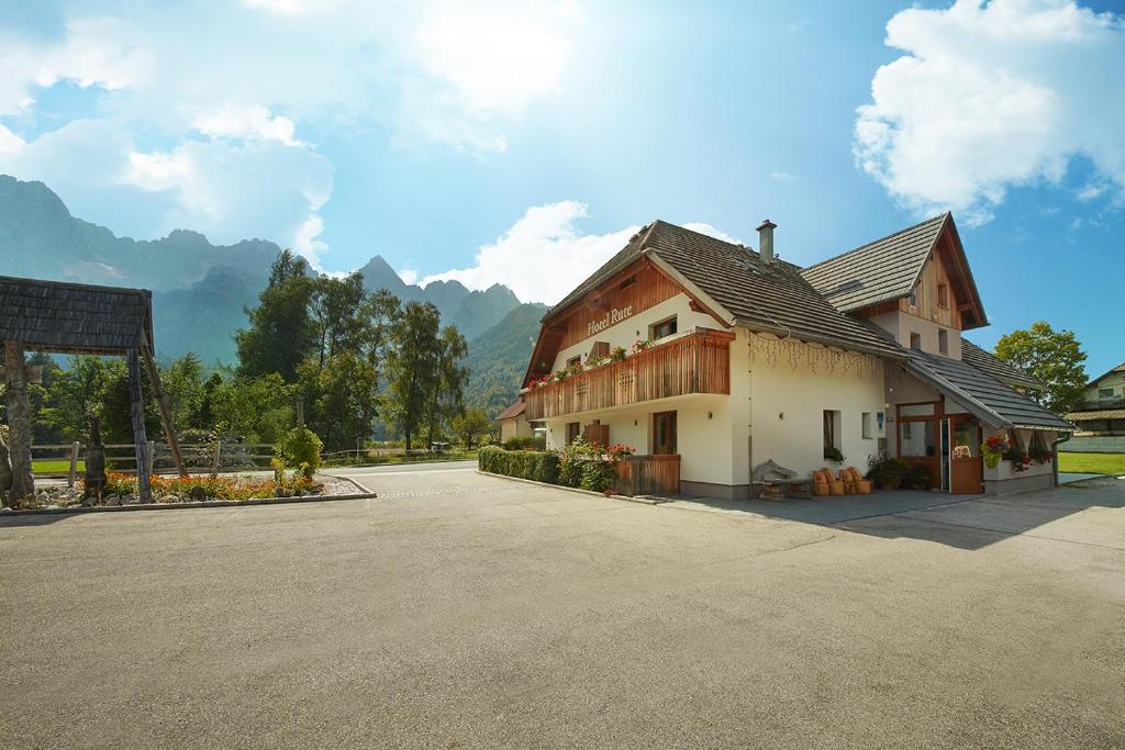 Nespecifikovaný výhled na hory nebo výhled na hory při pohledu z hotelu