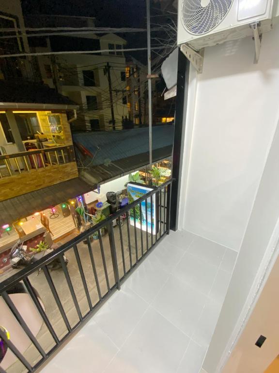 Balkón nebo terasa v ubytování SJ Beach House Patong