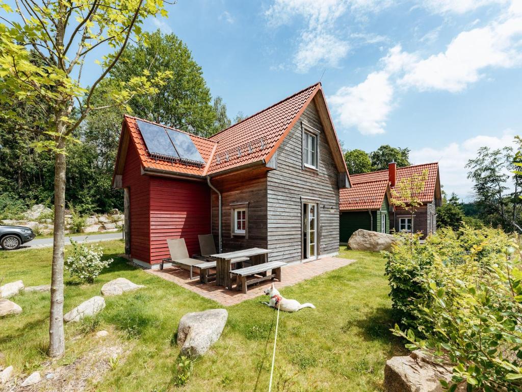 a small house with a solar roof on a yard at Ferienhaus in Schierke mit Garten in Schierke