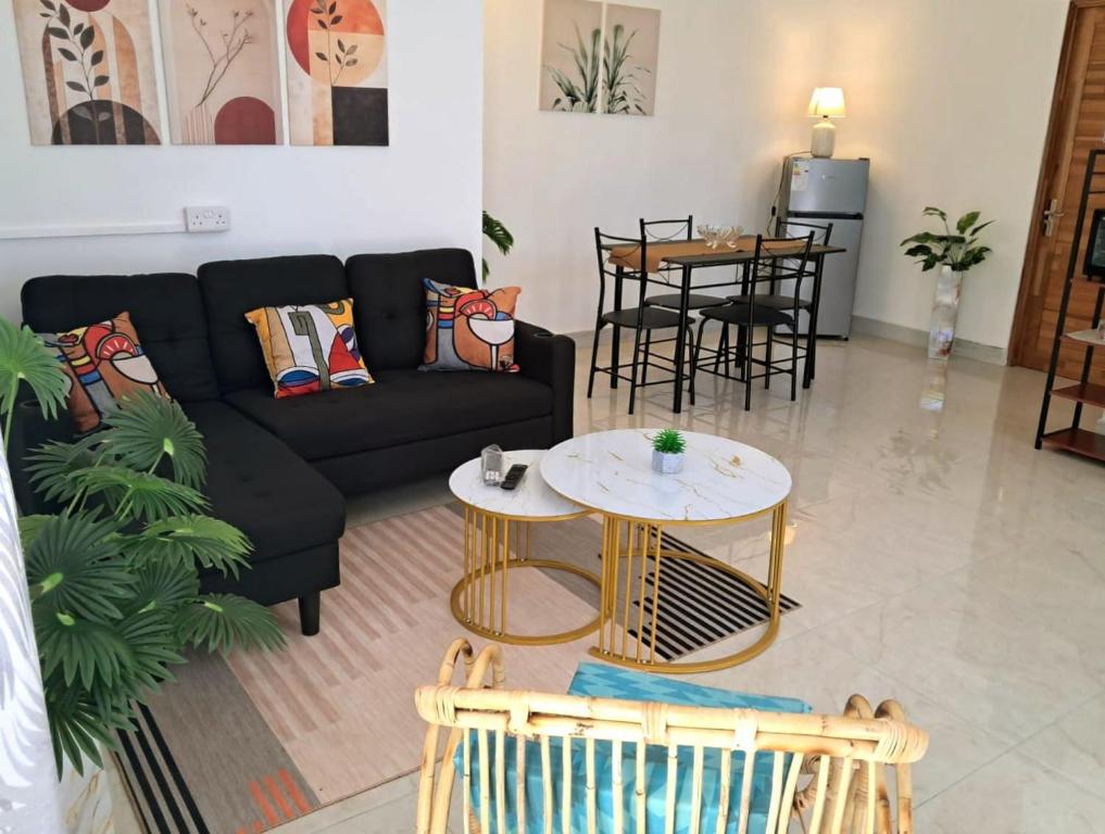 una sala de estar con un sofá y una mesa en Beach Pearl, en Flic en Flac