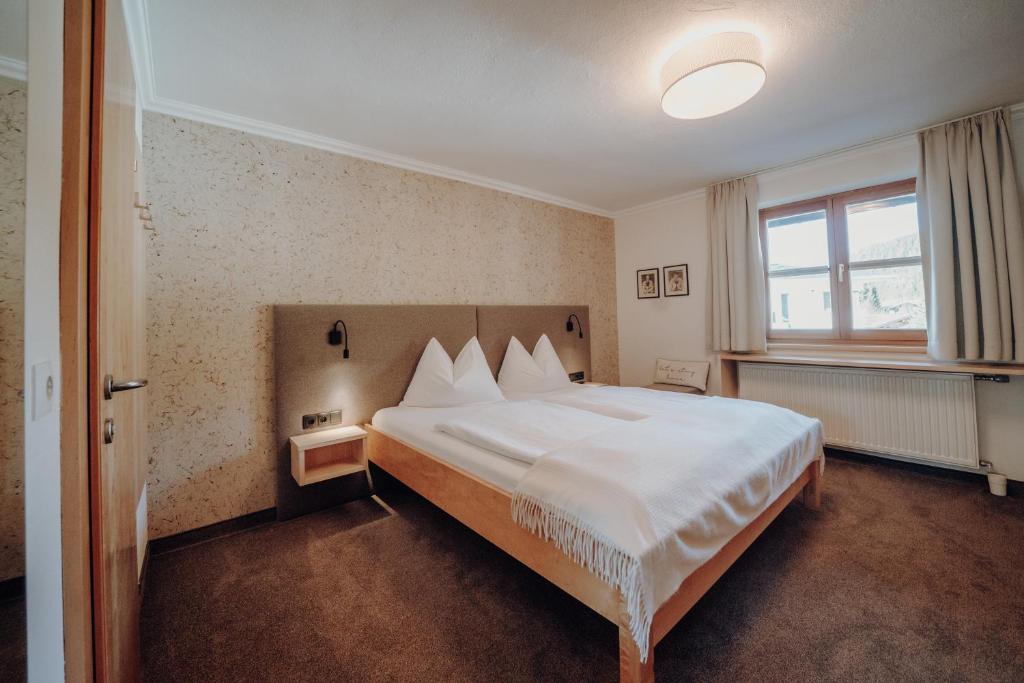 Postel nebo postele na pokoji v ubytování Landhaus Filzmoos