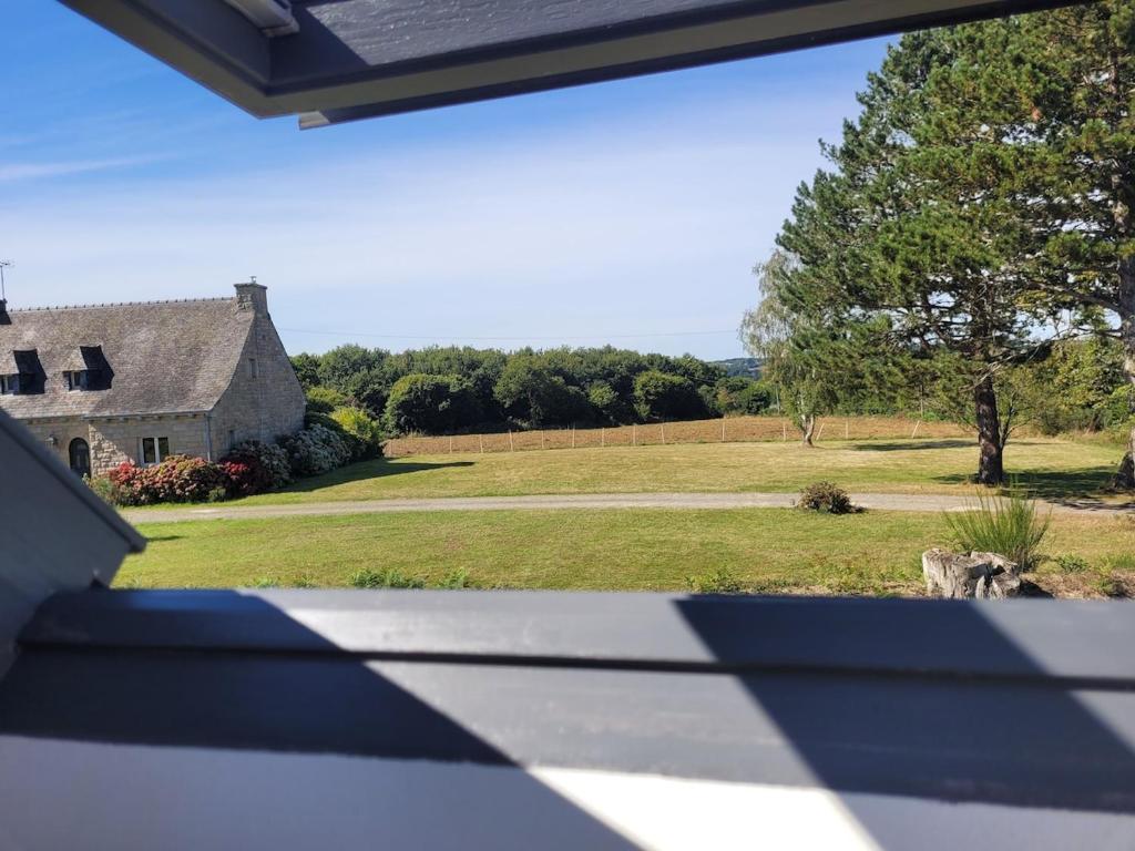 - une vue sur une maison depuis l'extérieur d'une fenêtre dans l'établissement Entre terre et mer, à Plédran