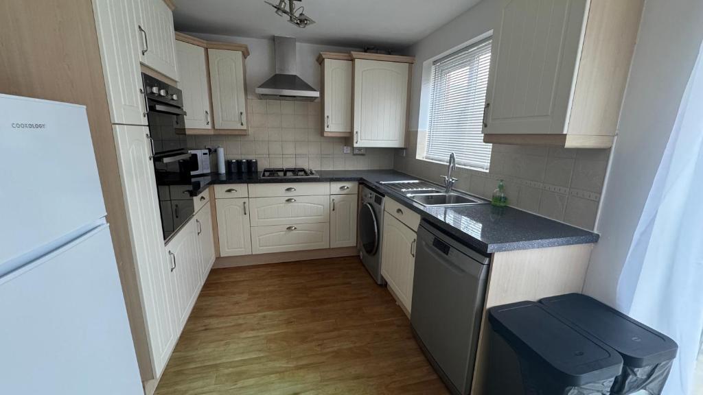 Kuchyň nebo kuchyňský kout v ubytování Top Room shared house