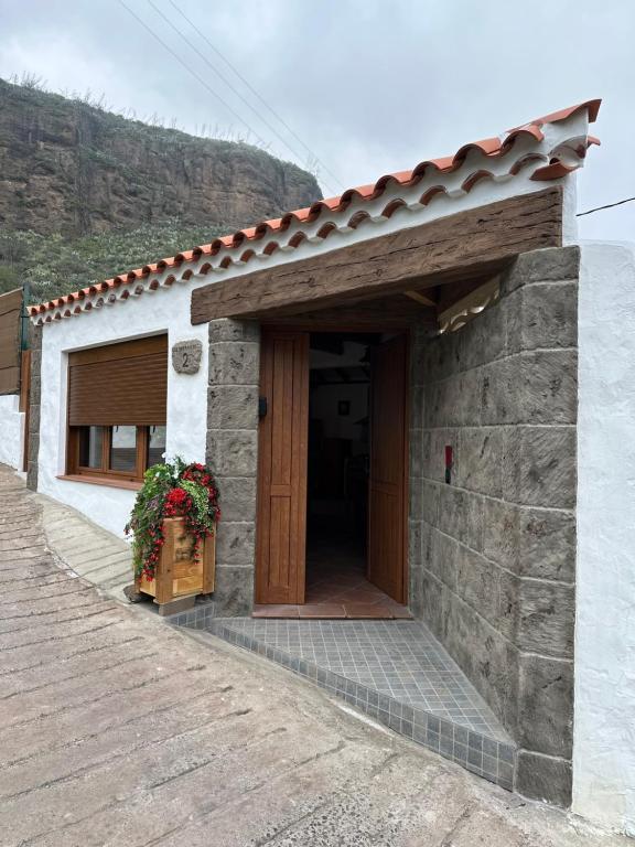 a small stone building with a wooden door at Casa Rural Ruta del Tajinaste azul in Valsequillo