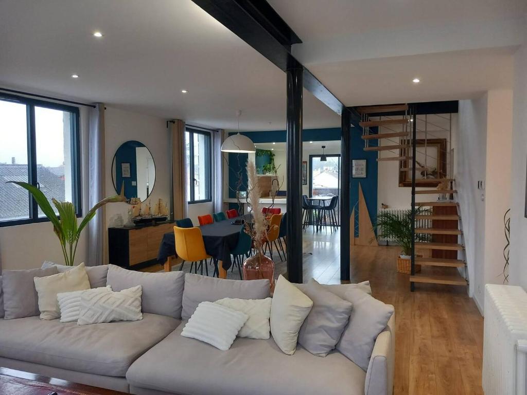 un salon avec un canapé et une salle à manger dans l'établissement Grande maison familiale 8p, 14 max, pas de fête, à Nantes