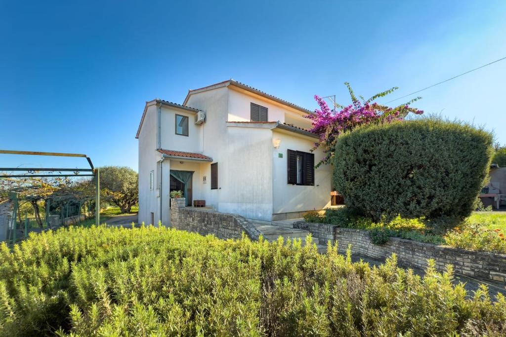 House for 12 people close to the sea