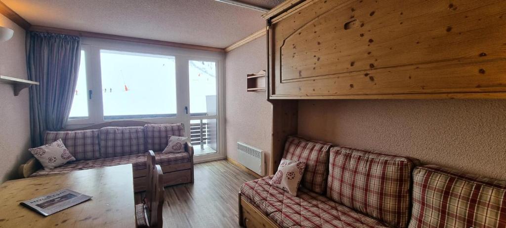 un salon avec un canapé et une fenêtre dans l'établissement Résidence Zodiac - Studio pour 4 Personnes 324, à La Plagne Tarentaise