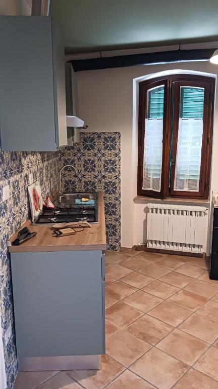 una cocina con estufa y encimera en La Voltata, en Pianosinatico