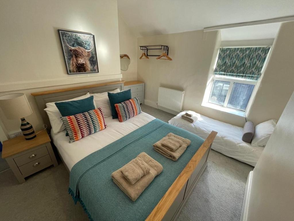 Ένα ή περισσότερα κρεβάτια σε δωμάτιο στο Golygfa'r Orsaf Snowdonia national park, Bala lake