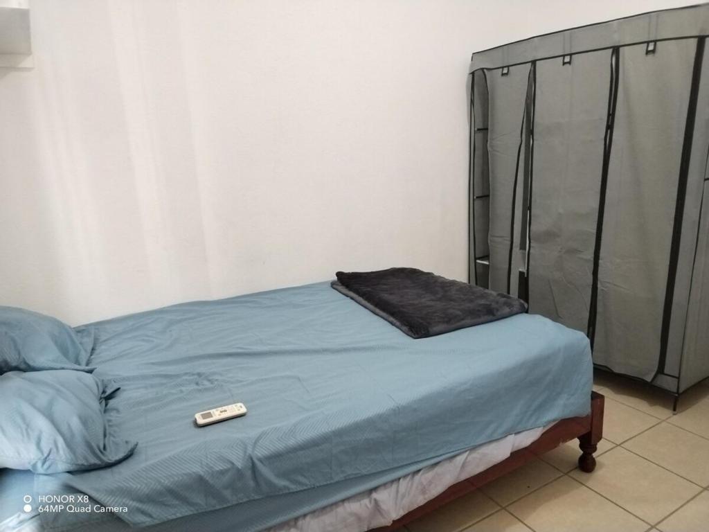 Bett in einem Zimmer mit in der Unterkunft Depa totalmente climatizado y tranquilo in Valente Díaz y La Loma