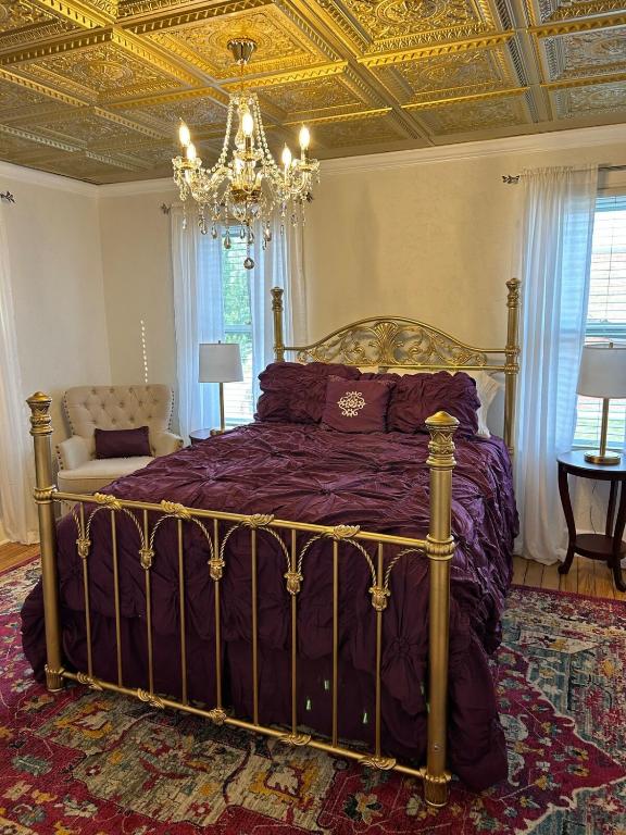 una camera con letto a baldacchino e lampadario pendente di Historic Downtown-families & groups! ADA approved a Gettysburg