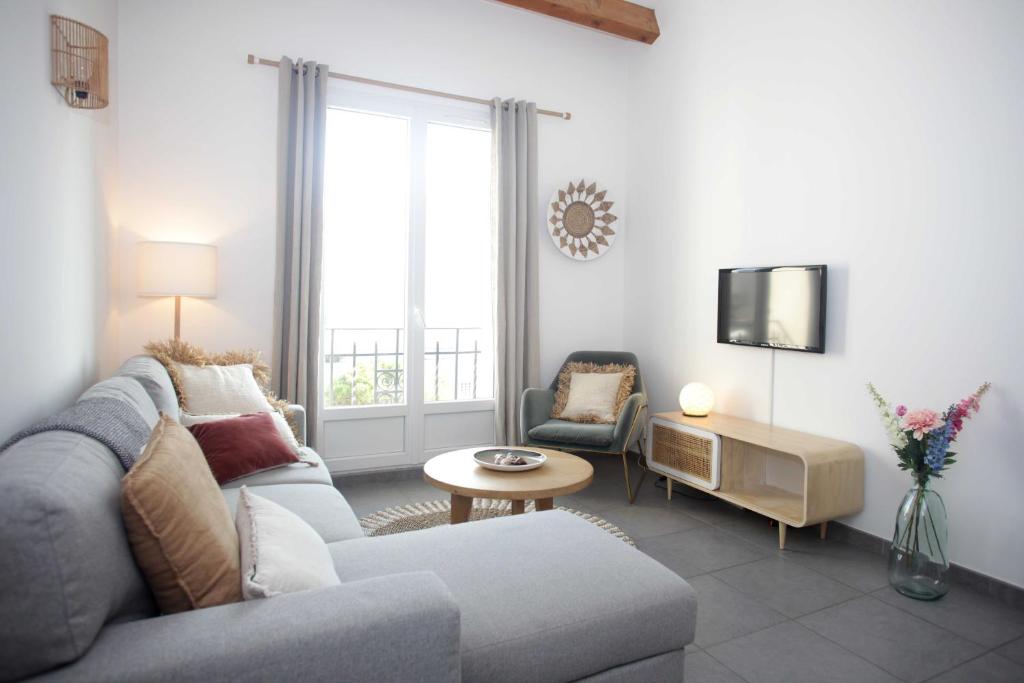 un salon avec un canapé et une télévision dans l'établissement Duplex apartment, à Sainte-Maxime