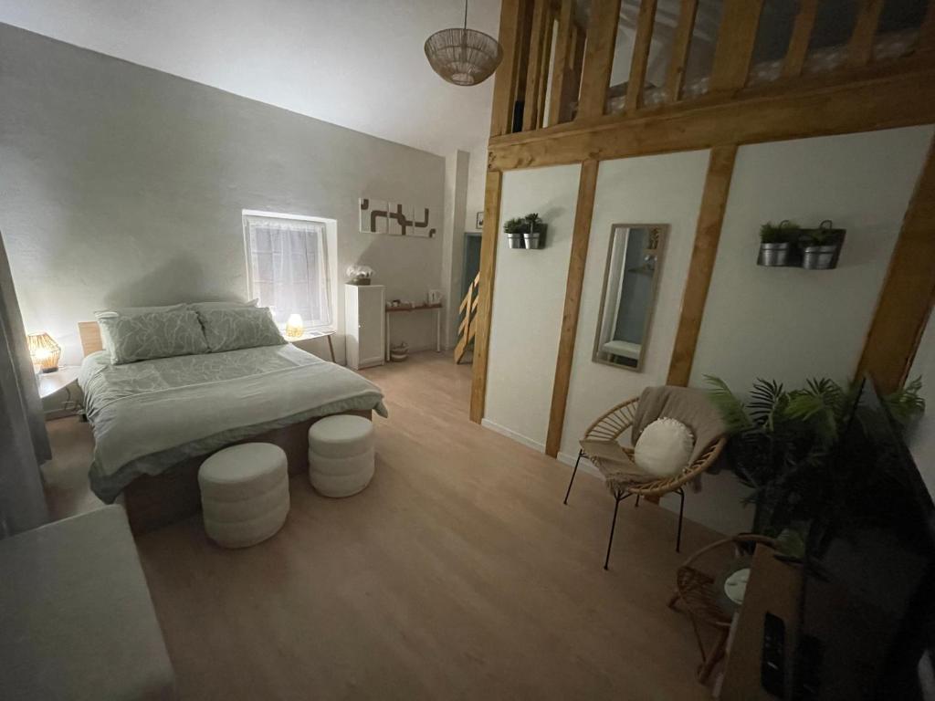 une chambre avec un lit, une table et des chaises dans l'établissement Chambre d hôte en Drôme des collines pour 2 à 4 personnes, à Saint-Laurent-dʼOnay