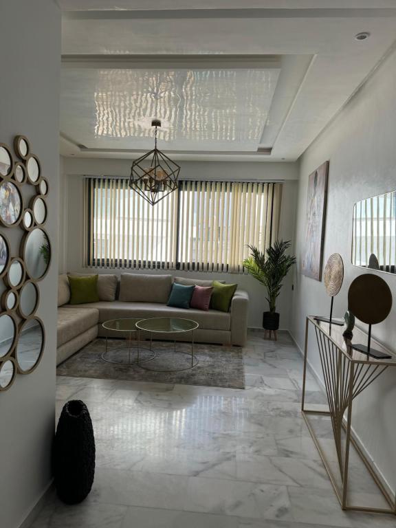 ein Wohnzimmer mit Sofa und Tisch in der Unterkunft Prestige stay with swimming pool in Agadir