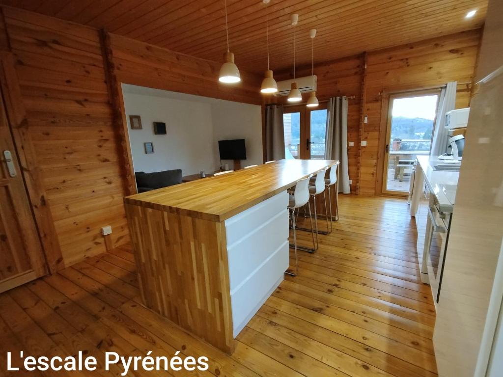 Kuchyňa alebo kuchynka v ubytovaní Le Chalet jacuzzi et Détente 4 Étoiles