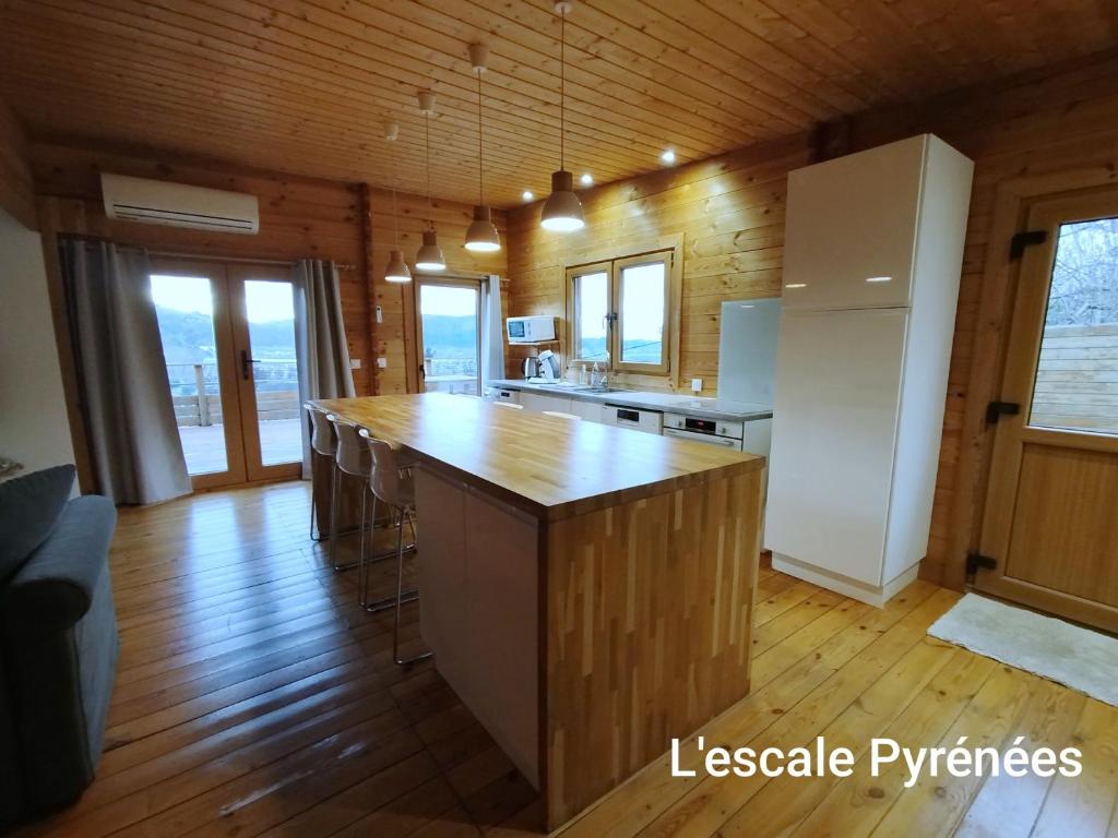 Kuchyňa alebo kuchynka v ubytovaní Le Chalet jacuzzi et Détente 4 Étoiles