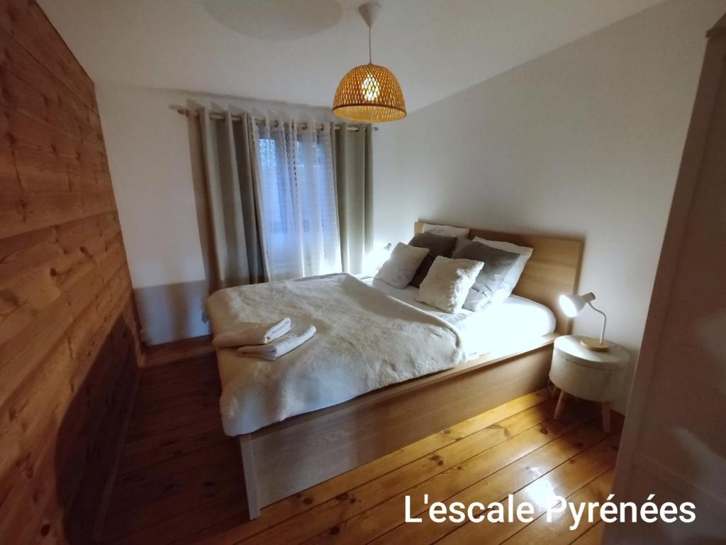 Posteľ alebo postele v izbe v ubytovaní Le Chalet jacuzzi et Détente 4 Étoiles