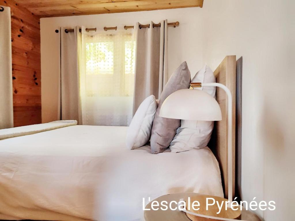 Posteľ alebo postele v izbe v ubytovaní Le Chalet jacuzzi et Détente 4 Étoiles