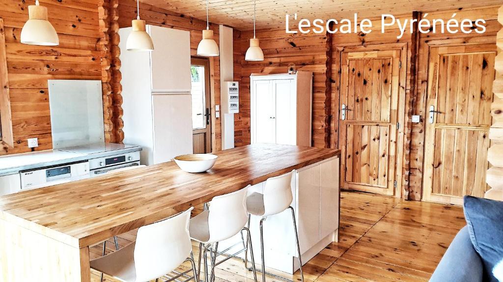 Kuchyňa alebo kuchynka v ubytovaní Le Chalet jacuzzi et Détente 4 Étoiles