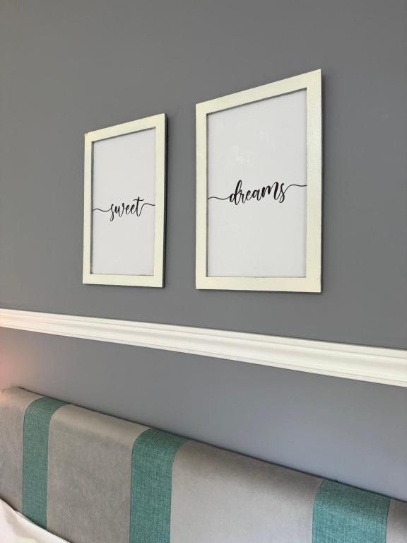 twee ingelijste woorden op een open haard bij Departamento SD in La Rioja