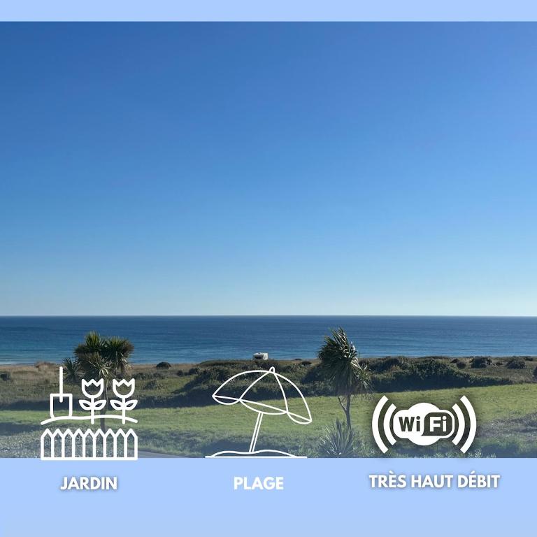 un panneau indiquant une plage avec l'océan en arrière-plan dans l'établissement Villa du Menhir, vue panoramique sur la mer - WarmHouse, à Plozévet