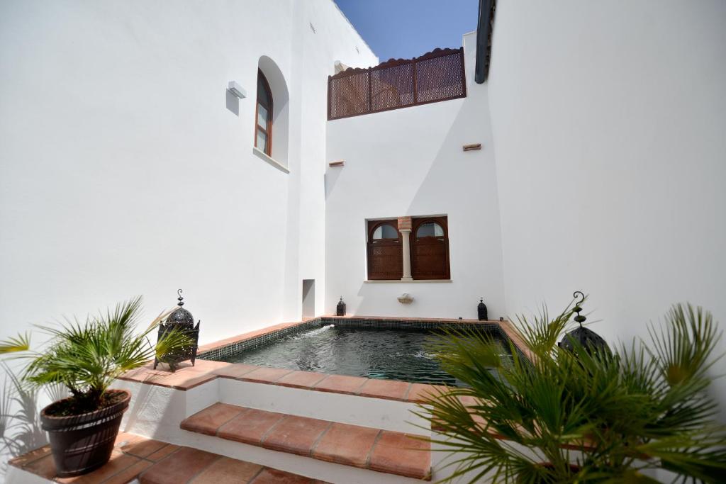 a swimming pool in the courtyard of a house at ApartaSuites Alberca Deluxe in Córdoba