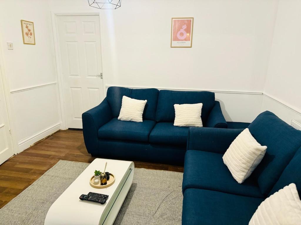 Ruang duduk di Modern 4-Bedrooms House - Near City Centre - QMC - Arnold Market - Sleeps 8