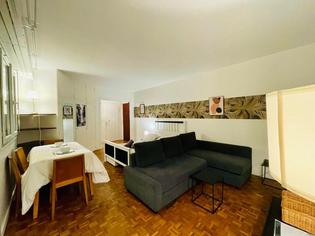 un salon avec un canapé et une table dans l'établissement Studio Palais des Congrès Maillot Paris, à Paris