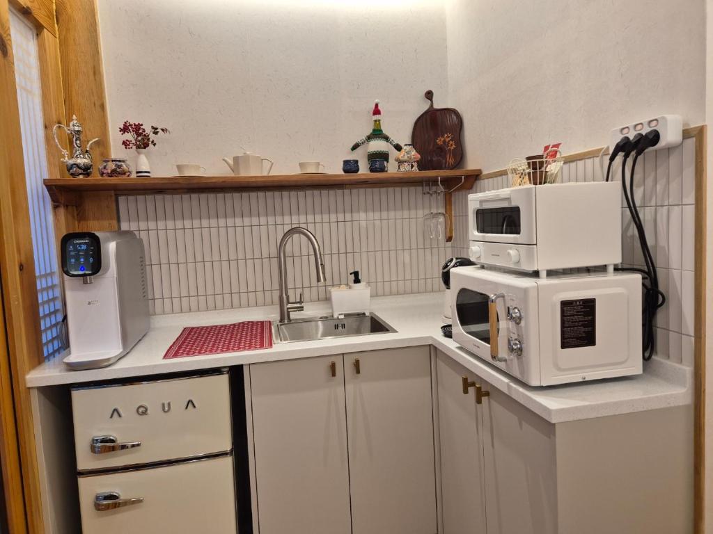 Küche&#47;Küchenzeile in der Unterkunft Hanok Stay Seowa