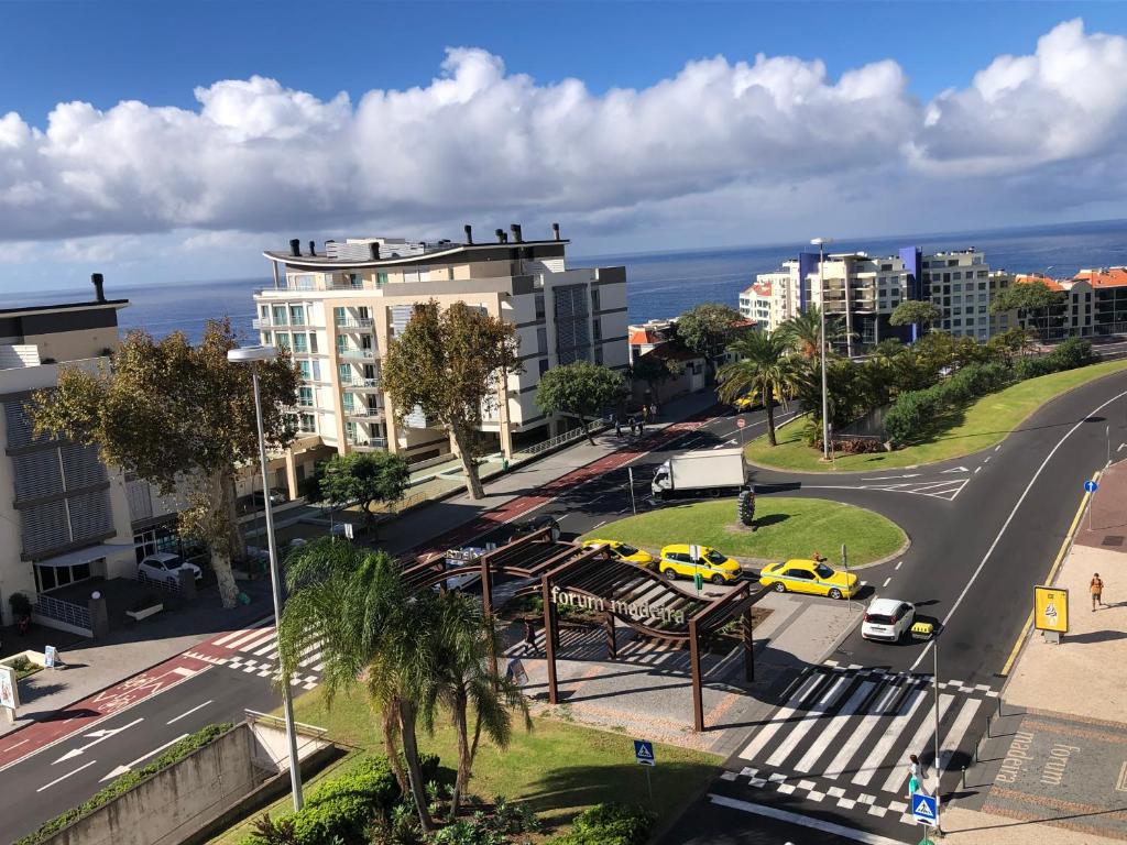 eine Luftansicht einer Stadt mit Straße und Gebäuden in der Unterkunft Forum Ocean View Apartment in Funchal
