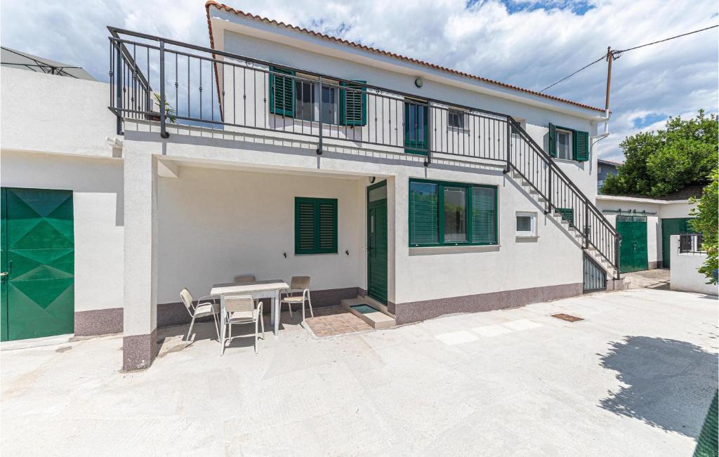 2 Bedroom Beach Front Apartment In Kastel Stari