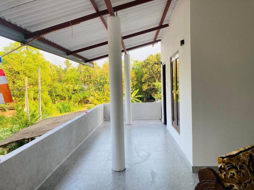 阿努拉德普勒Yu T Home Stay Anuradhapura的建筑中空的走廊,有柱子