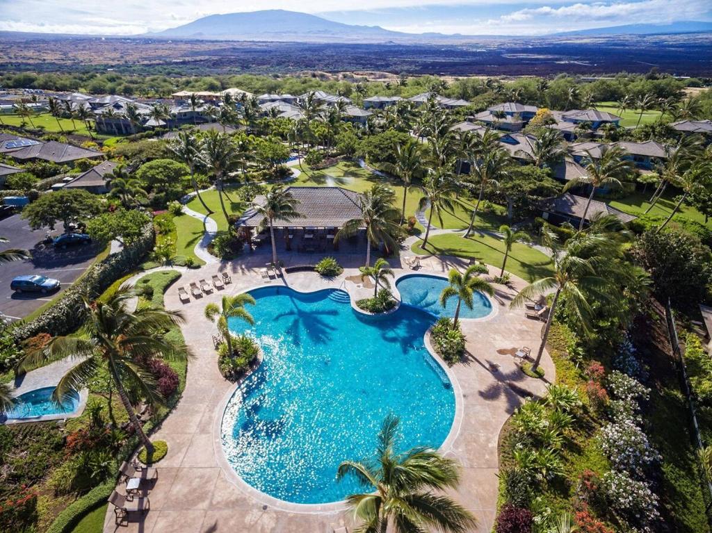 Una vista aérea de una piscina en un resort. en 4 Bdrm House for 8 at Kamilo, Mauna Lani -- Ride Bikes or Walk To Beach, en Waikoloa