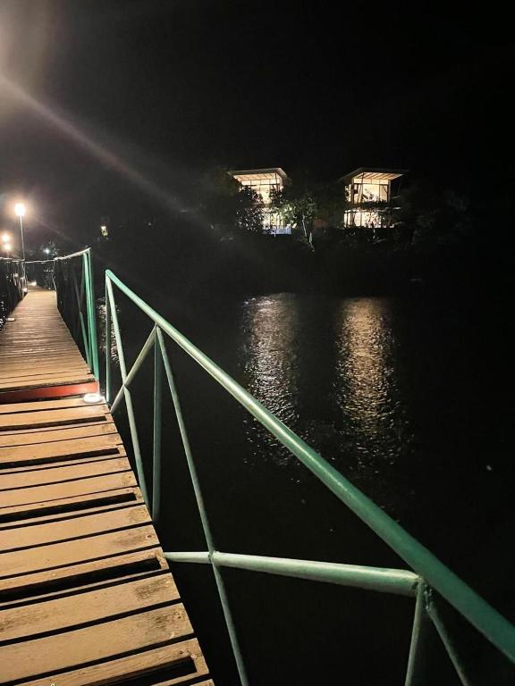 Výhled na řeku, která protéká v blízkosti vily