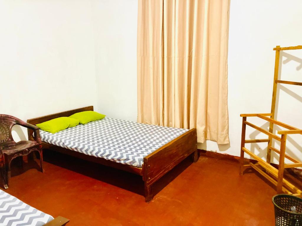 Postel nebo postele na pokoji v ubytování Yu Home Stay Anuradhapura