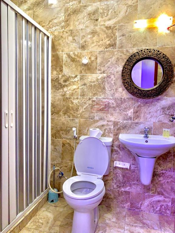 ein Badezimmer mit Toilette und Waschbecken in der Unterkunft Amir Palace Hotel in Aqaba