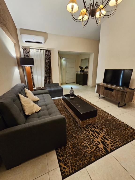 TV/trung tâm giải trí tại Victorino House en el Cerro de las Rosas con cochera