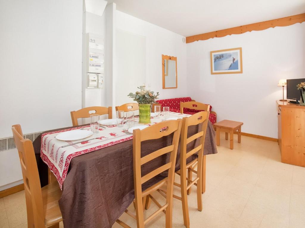 une salle à manger avec une table et des chaises dans l'établissement Apartment Termignon near Ski Gondola, à Val Cenis