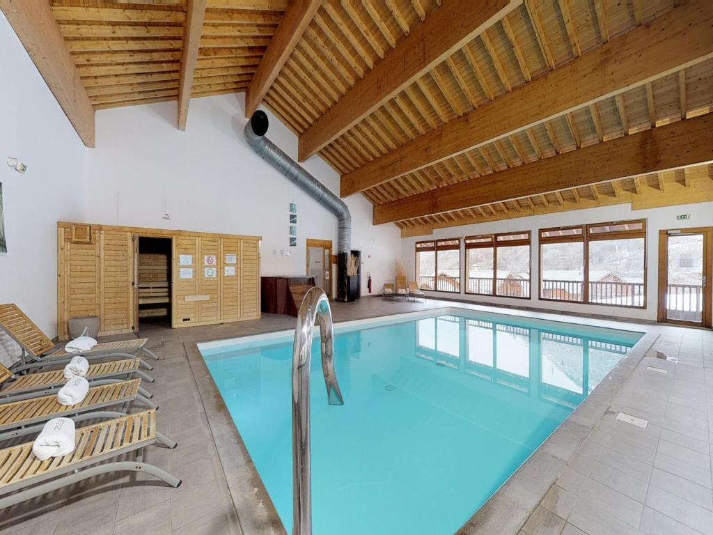 - une piscine dans une maison dotée de plafonds en bois dans l'établissement Apartment in Orelle near Ski Lift 3 Valleys, à Orelle