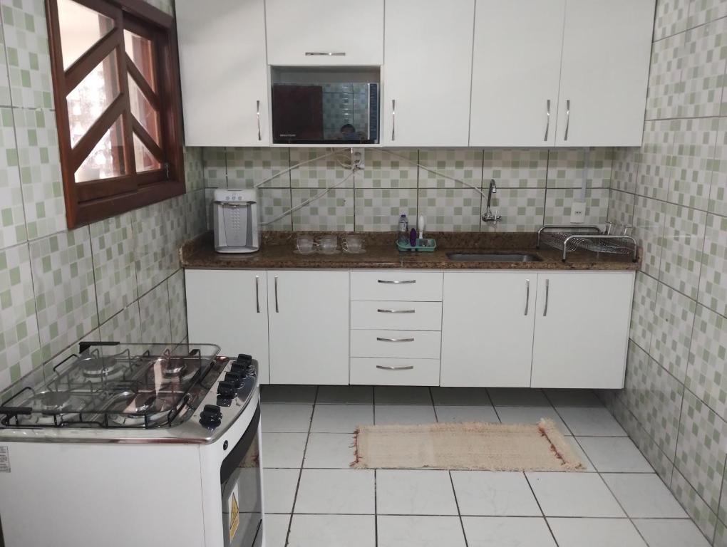 Kuchyň nebo kuchyňský kout v ubytování Casa em Itapoá