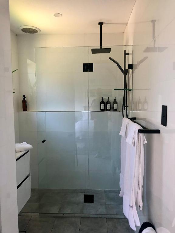Koupelna v ubytování Cosy and calm unit in Cronulla formerly Beautifully renovated quiet unit in Cronulla