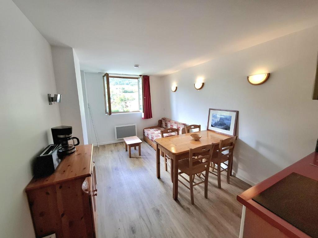 un salon avec une table et un canapé dans l'établissement Apartment Termignon near Ski Slopes, à Val Cenis