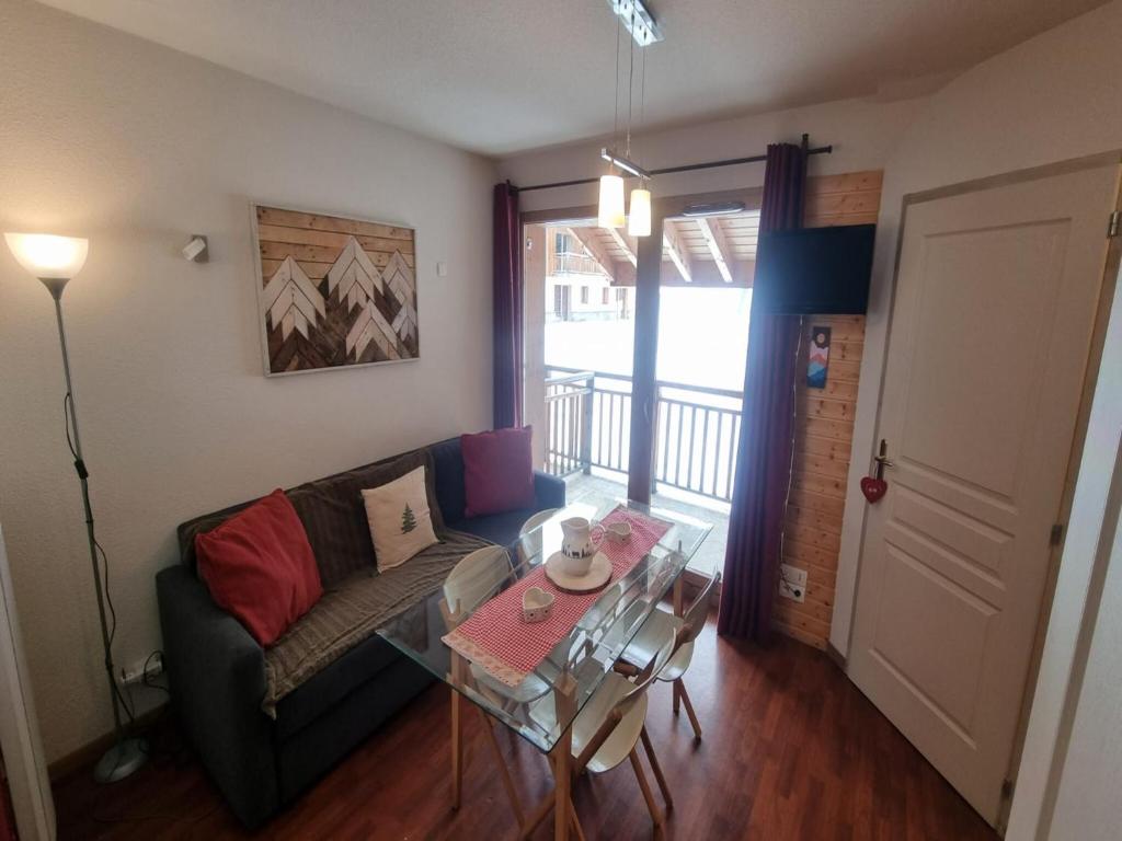 un salon avec un canapé et une table dans l'établissement Apartment in Valfréjus near Gondola, à Modane