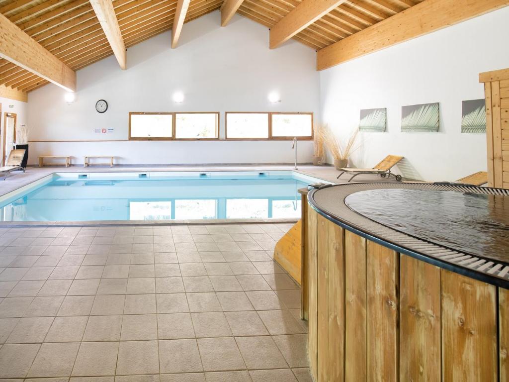- une piscine dans une chambre dotée d'une grande dans l'établissement Apartment in 3 Vallées near Ski Lift, à Orelle